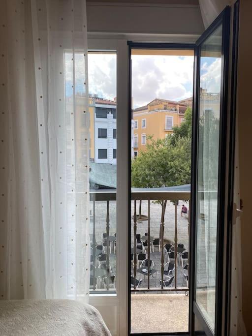 Lovely 2 Bedrooms Apartment Main Square Plasencia Luaran gambar
